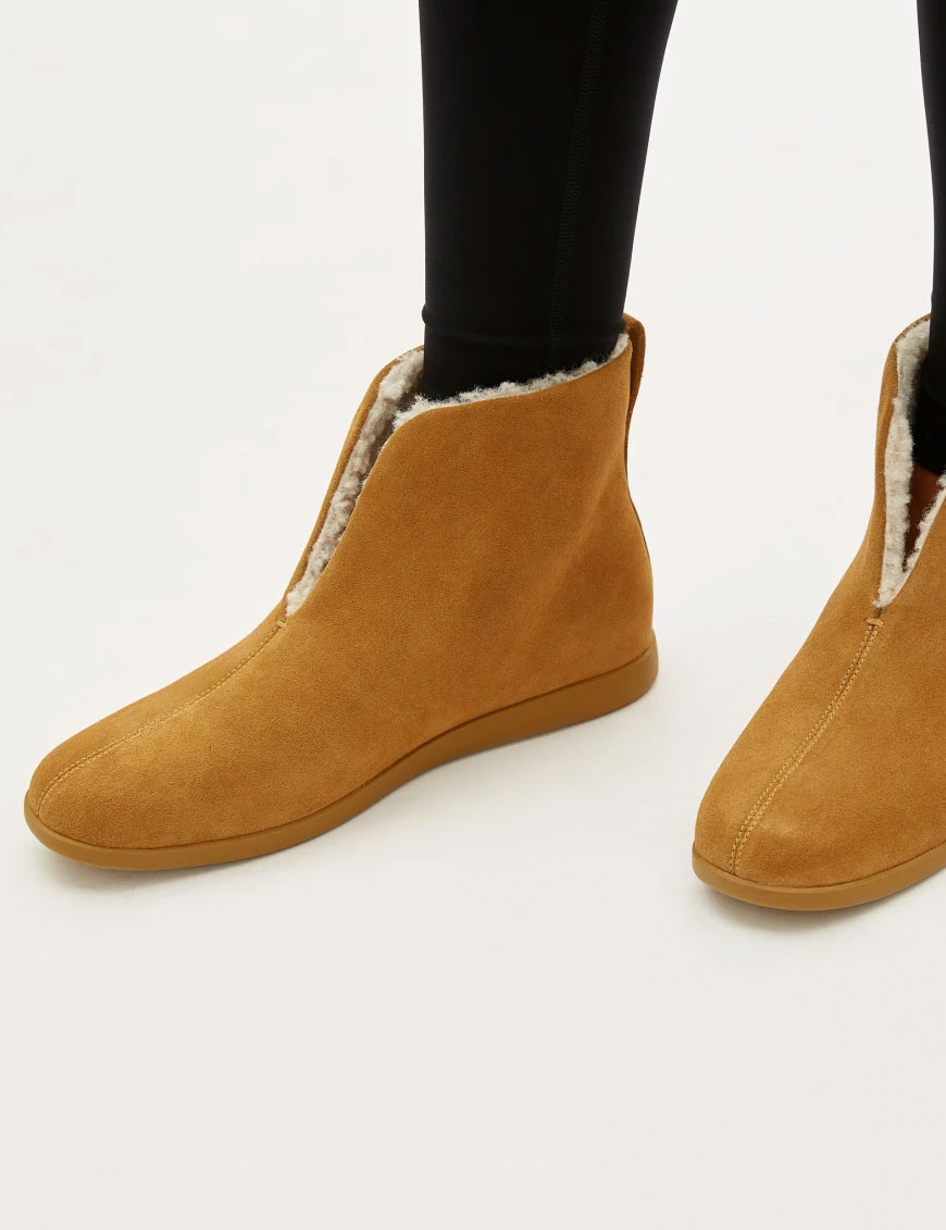 Katie Holmes shuffles her Ugg boots - Image 4